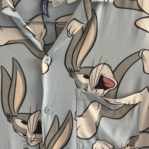 H&M Divided Busy Bunny Looney Tunes Short Sleeve Pattern Shirt, Size S - Picture 4 of 7